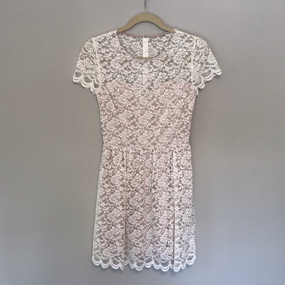 White lace dress - Picture 2 of 8